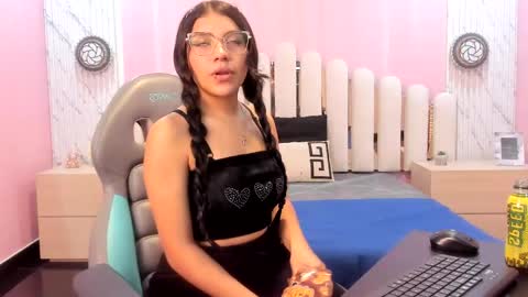 Snapshot of babe_vennus chatting on May 2026 03:28:02 PM Venus online show from May 2026 03:28:02 PM