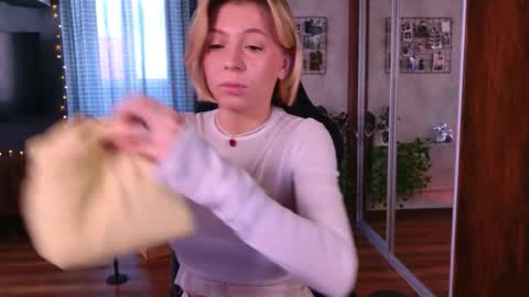 Snapshot of balerinacappuccino_ chatting on February 2026 03:18:01 AM Elly online show from February 2026 03:18:01 AM