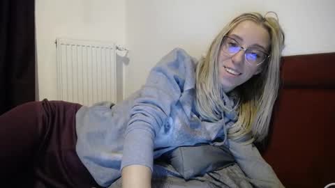 Snapshot of barelylegalblondy chatting on January 2025 08:00:02 PM Lena online show from January 2025 08:00:02 PM