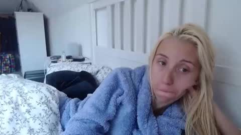 Snapshot of barelylegalblondy chatting on September 2025 08:58:01 AM Lena online show from September 2025 08:58:01 AM