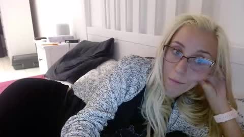 Snapshot of barelylegalblondy chatting on September 2025 05:34:02 PM Lena online show from September 2025 05:34:02 PM