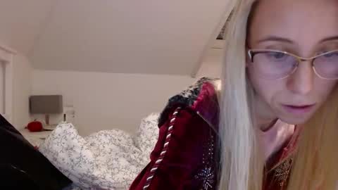 Snapshot of barelylegalblondy chatting on November 2025 05:25:01 PM Lena online show from November 2025 05:25:01 PM