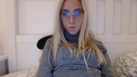 Snapshot of barelylegalblondy chatting on November 2025 05:45:02 PM Lena online show from November 2025 05:45:02 PM