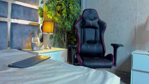 Bastian Independent Model online show from September 2025 10:00:02 PM