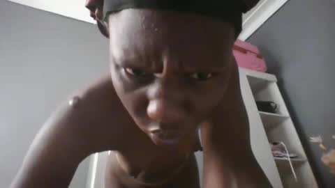 Snapshot of beautie699392 chatting on December 2025 06:32:01 AM Lil stunner online show from December 2025 06:32:01 AM