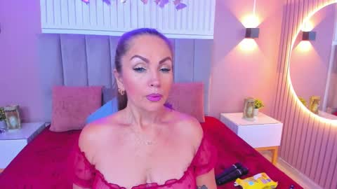 Snapshot of beauty_milf4 chatting on January 2025 07:48:01 PM Chantall online show from January 2025 07:48:01 PM