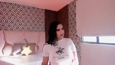 Snapshot of beella_tay1 chatting on June 2026 11:45:01 AM BELLA online show from June 2026 11:45:01 AM