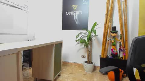 independent model online show from December 2024 05:42:01 AM