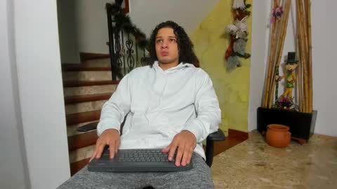 independent model online show from November 2025 01:55:01 AM