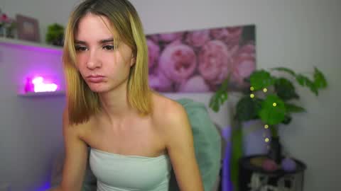 Snapshot of bella_blonde18 chatting on December 2025 02:45:02 PM BellaBlonde online show from December 2025 02:45:02 PM