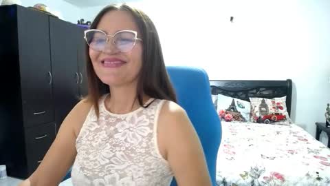 Snapshot of bella_ghisell chatting on November 2025 11:14:02 PM Bella online show from November 2025 11:14:02 PM