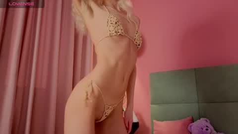 Snapshot of bella_stewarttt chatting on April 2026 01:19:02 AM Bella NEW ROOM online show from April 2026 01:19:02 AM
