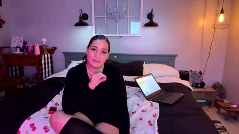 Snapshot of bellabeanz chatting on February 2025 12:52:01 AM Roxy Rain online show from February 2025 12:52:01 AM