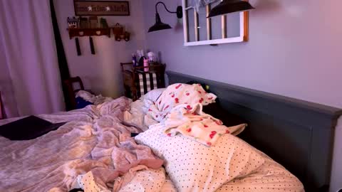 Snapshot of bellabeanz chatting on February 2025 02:17:02 AM Roxy Rain online show from February 2025 02:17:02 AM