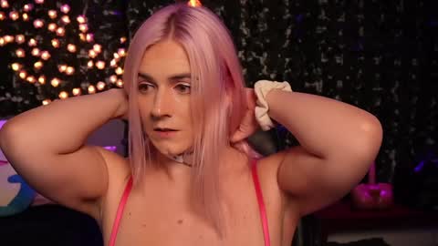 Snapshot of bellabearts chatting on December 2024 05:18:02 AM Bellalunabear trans JadePlant Cis online show from December 2024 05:18:02 AM