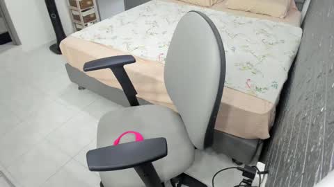 Snapshot of bellaprettty chatting on January 2025 01:58:01 PM Bella Angelycal online show from January 2025 01:58:01 PM