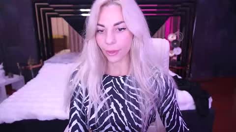 Bella online show from November 2025 09:03:02 PM