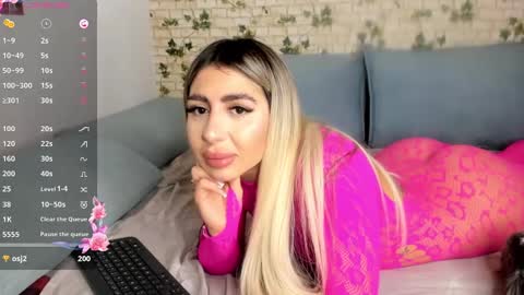 Snapshot of belle_hallle chatting on December 2024 08:05:01 PM LucyJelly online show from December 2024 08:05:01 PM