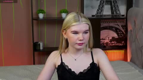 Snapshot of best_trip chatting on February 2025 08:44:01 AM Danny and Kira online show from February 2025 08:44:01 AM