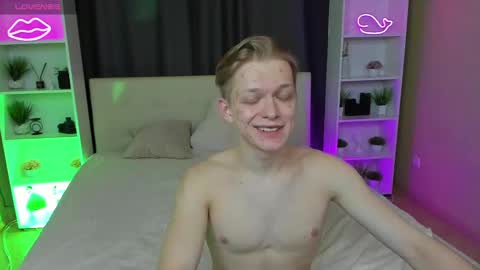 Snapshot of best_trip chatting on February 2025 05:31:01 PM Danny and Kira online show from February 2025 05:31:01 PM