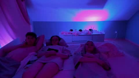 Snapshot of best_trip chatting on March 2025 05:18:02 PM Danny and Kira online show from March 2025 05:18:02 PM