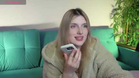 Snapshot of best_trip chatting on September 2025 02:51:01 PM Danny and Kira online show from September 2025 02:51:01 PM