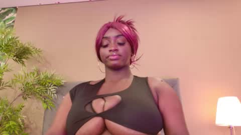 Snapshot of betsybennet chatting on November 2025 09:39:01 PM BETSY online show from November 2025 09:39:01 PM