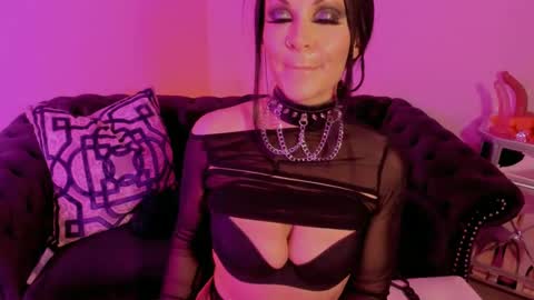 Snapshot of bettybishop chatting on February 2025 10:49:01 AM NatashaxoBangs online show from February 2025 10:49:01 AM