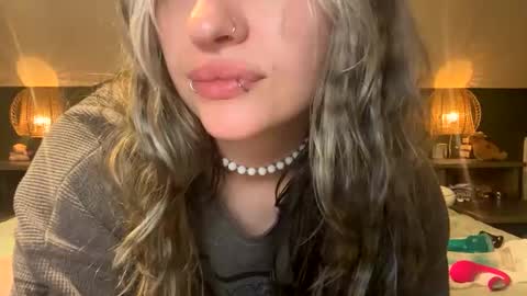 Ellie  online show from April 2026 04:04:01 AM
