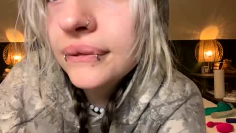 Ellie  online show from May 2026 04:28:02 AM