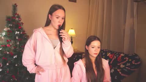 Snapshot of bibandboba_ chatting on December 2025 02:00:01 PM Lisa and Alice online show from December 2025 02:00:01 PM