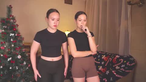 Snapshot of bibandboba_ chatting on December 2025 01:39:01 PM Lisa and Alice online show from December 2025 01:39:01 PM