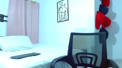 Snapshot of big_valentinhunk chatting on February 2025 08:50:01 PM Big valentinHunk online show from February 2025 08:50:01 PM