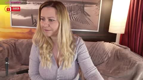 Snapshot of bigboobsarri chatting on March 2025 07:05:02 AM BigBoobsArri online show from March 2025 07:05:02 AM