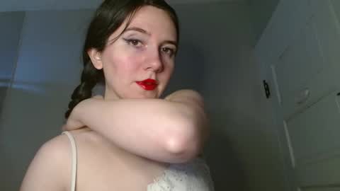 Isabella online show from November 2025 03:35:01 PM