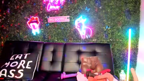 Snapshot of bigbuttsarena chatting on December 2024 04:07:02 AM bigbuttsarena online show from December 2024 04:07:02 AM