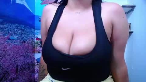 Snapshot of bigg_boobs_xxx chatting on March 2025 12:18:01 AM Sunny online show from March 2025 12:18:01 AM