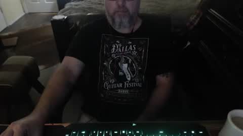 Snapshot of bighugmugg chatting on May 2026 11:04:01 AM bighugmugg online show from May 2026 11:04:01 AM
