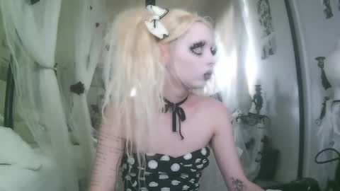 Snapshot of bl0odsyring3 chatting on November 2025 07:49:02 PM vampire fang online show from November 2025 07:49:02 PM