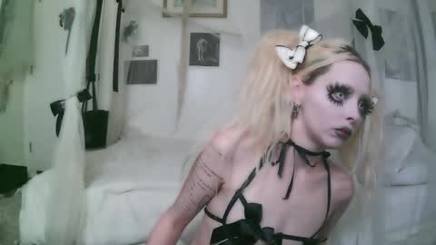 vampire fang  online show from January 2026 07:15:01 PM