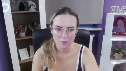 Z O E Y online show from September 2025 04:23:01 AM