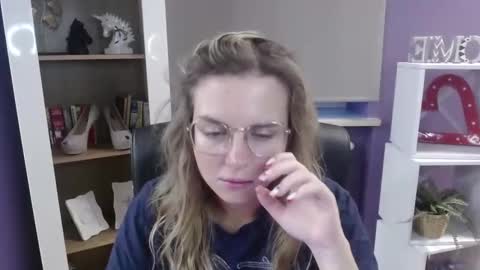 Z O E Y online show from September 2025 04:35:02 AM