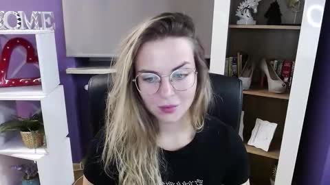 Z O E Y online show from October 2025 04:35:02 AM