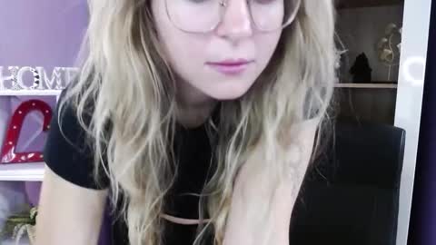 Z O E Y online show from October 2025 05:07:01 AM