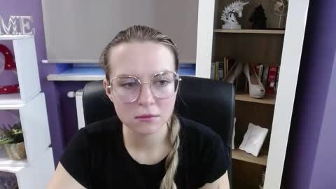 Z O E Y online show from November 2025 06:23:01 AM