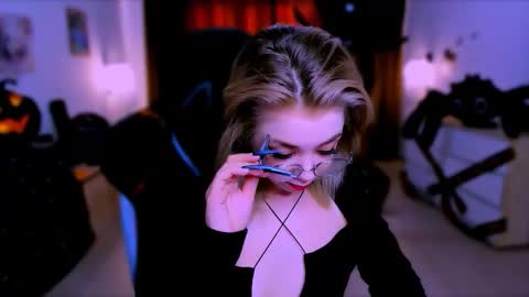 Nicole online show from October 2025 07:07:02 AM