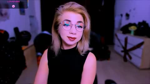 Nicole online show from October 2025 08:35:01 AM