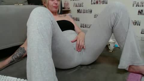 blonddaiana23 online show from May 2026 07:00:01 PM