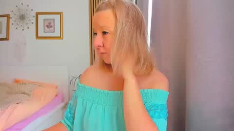 Snapshot of blonde_angel20 chatting on February 2025 10:04:02 AM Nicole online show from February 2025 10:04:02 AM