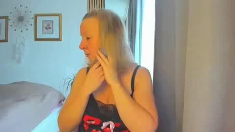 Snapshot of blonde_angel20 chatting on March 2025 09:33:02 AM Nicole online show from March 2025 09:33:02 AM